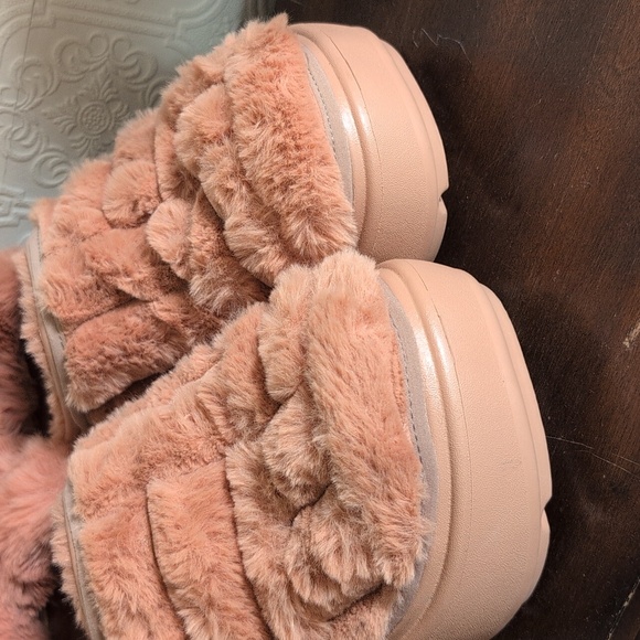 Like New Crocs Stomp Quilted Platform Clogs Peach Sz. 10 Women's - Picture 2 of 5